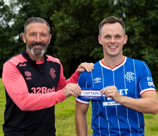 Derek McInnes and Lawrence Shankland pose together with the captain's armband.